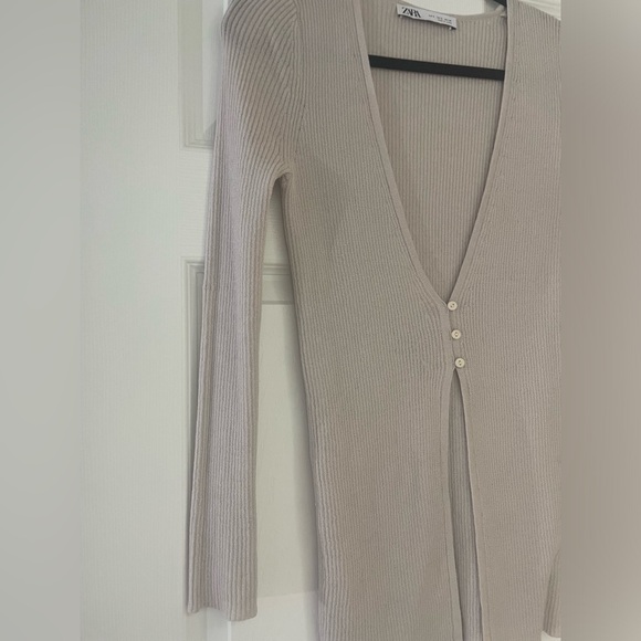 Zara Ribbed Deep V Sweater - Picture 4 of 6